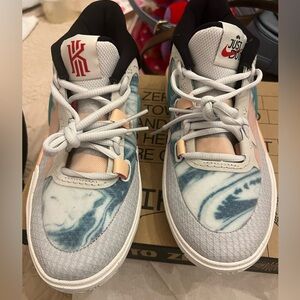 Nike KYRIE 8 GO (GS) kids-size 4.5 brand new with box